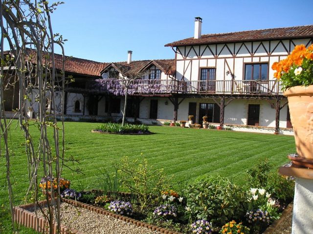 31G101688-46c411cda6a84ae89dd7a7d370f4f322