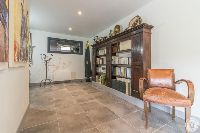 31G101695-2a79e75f67c143c08d894716f48c505a