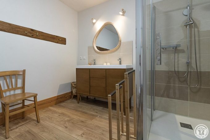 31G101695-35cacee9156845e18b62e414309b3128