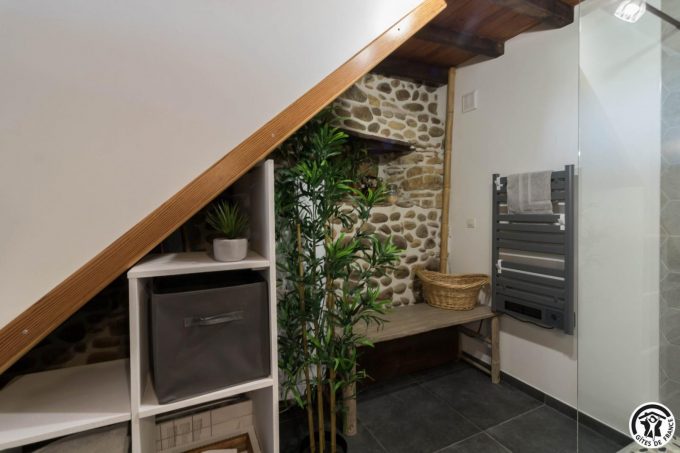 31G101704-db5d339855b64589854a752de7246cc7