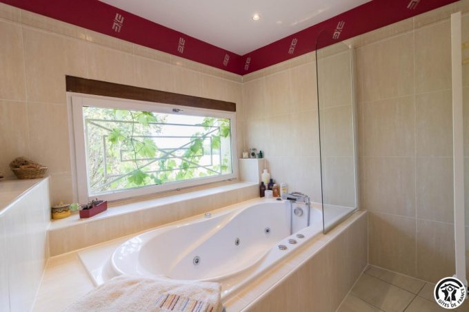 31G101706-29451ea0a183449297f72aa8bf4a7a85