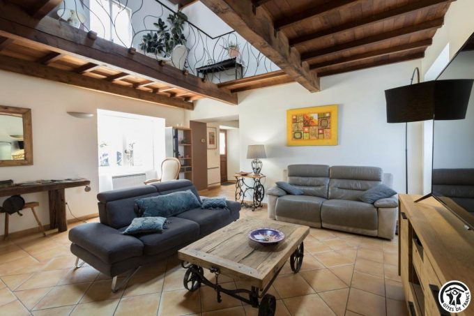 31G101708-8001395ba6294b469e199f5d31537bda