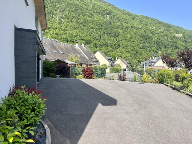 31G101714-9629052ea46f4c809246140ec383f5a6