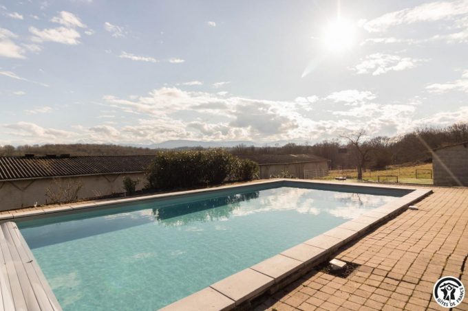 31G101745-c298376b7e754bc38fbb65f69caedc60