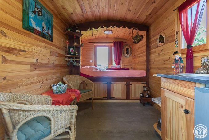 31G101765-e187ad89385c425c854f2729d191b4d8