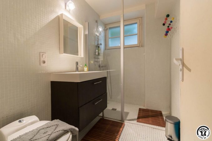 31G101775-f1f868c7e6494335859d57cb0fc74898