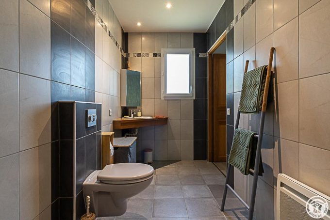 31G101779-3c8b587258d7496e8ec8b57d4d8c6d49