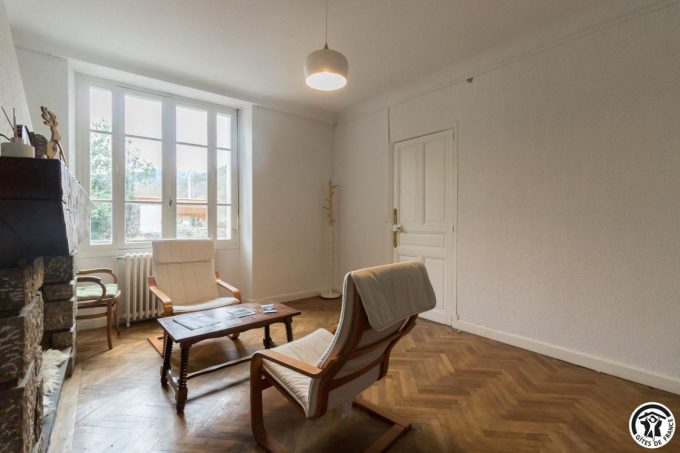 31G101794-a0b4af3eef494f2599f6ecfcc089a2dc