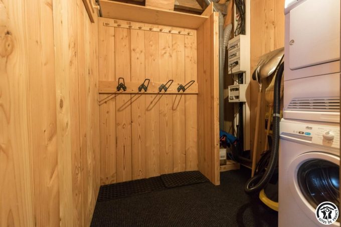 31G101800-e6075ccb72834f96b836e651d82c005c