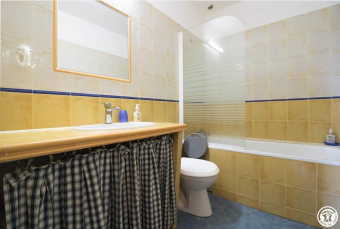 31G300454-f2cdb25057524fdd82da26554bdf6200