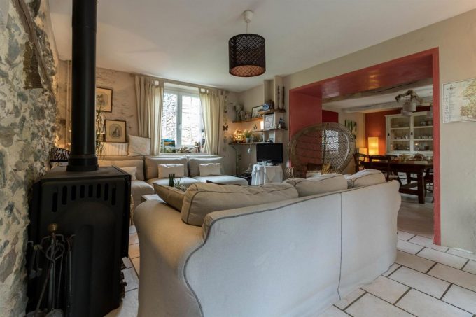 31G301028-64480bdf24a3444fa2d46a2be543e284