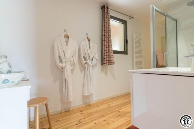 31G301569-a202a64966c543a29275747a19342dae