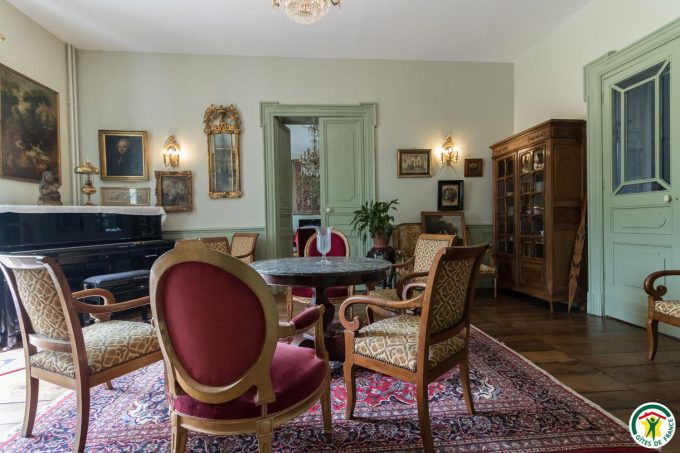 31G301577-4da5e3886daf4e7d816d215bbe1942fb