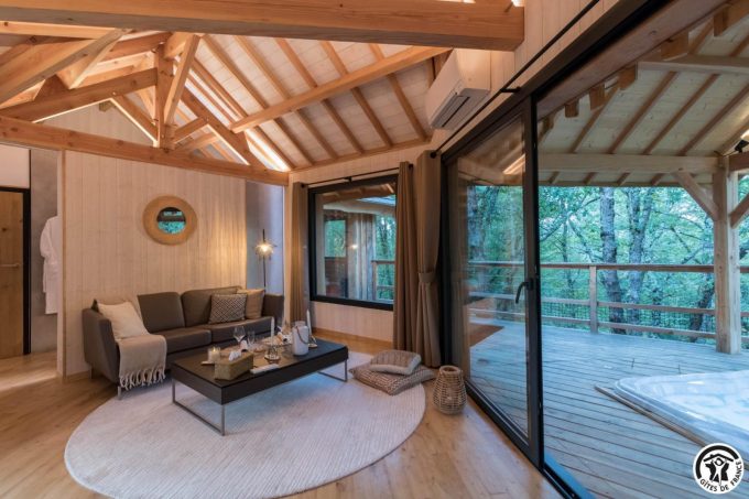 31G301727-3b8e3d7f866942f4a5a227862dc25858