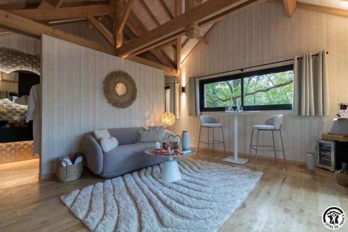 31G301727-3f9aadda091e479494cd84939a28b6eb