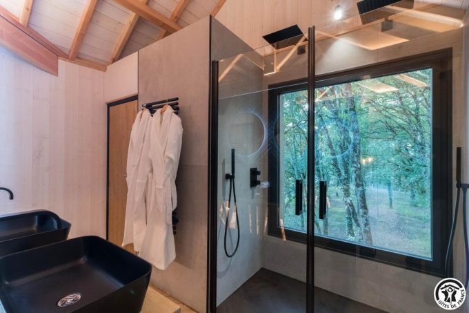 31G301727-8a9224da725046a7badfbf2e32dbe7ce