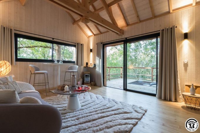 31G301727-f1c5590c95b0414291a9bb3f32f3f7a1