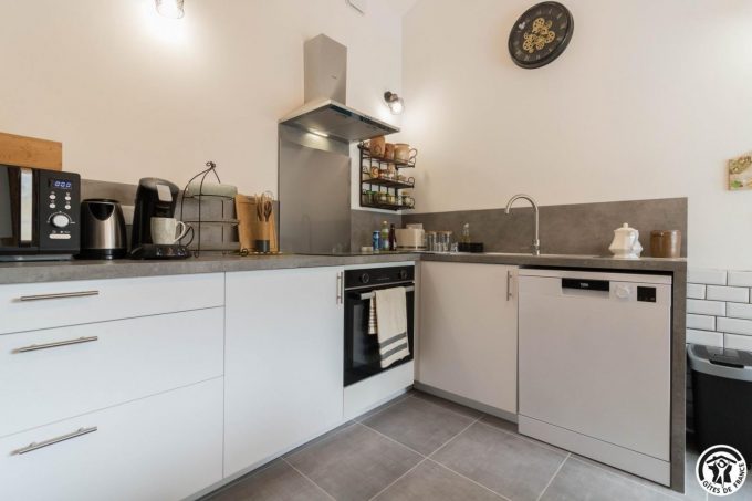 31G301753-81a85adaa494466084cc7c2aaa066ffa