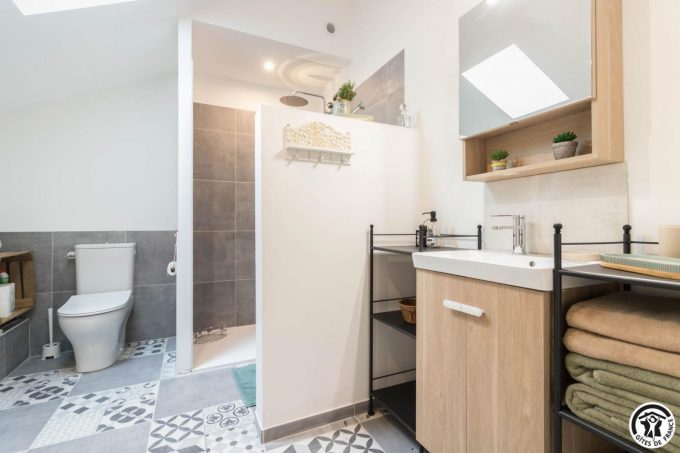 31G301753-9073268f0edc408684401b9c2e2151fe