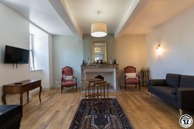 31G301771-241a2669bf8e48fea89064d19662a52d