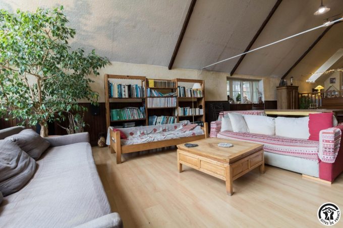 31G400647-042202a220ca4d4c98d016f7b34f307a