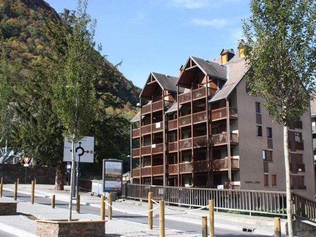 438m