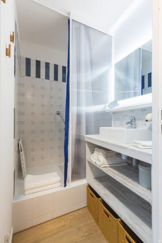 9.salle-d-eau-retro-optimise-chaleureuse-propre-min