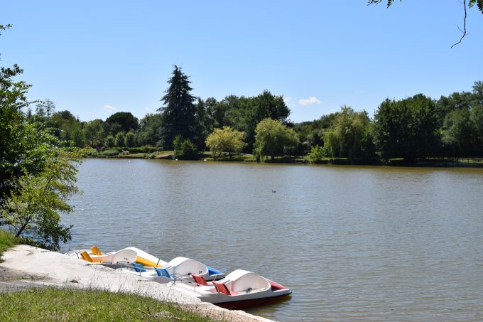 Camping-Municipal-le-Lac—Lac-et-pedalos-2021–Boulogne-sur-Gesse