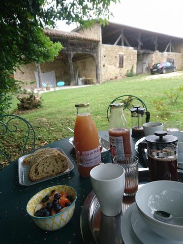 Chambres-d-hotes-toscane-occitane–Samouillan—Patit-dejeuner-au-jardin