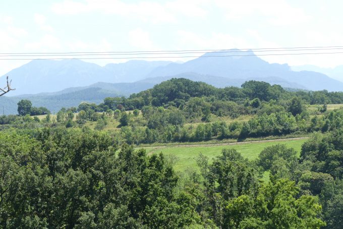 Dans-un-ecrin-de-verdure–Vue-Pyrenees—Cuguron—Comminges-Pyrenees