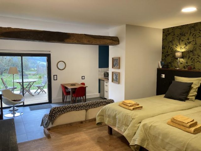 Ferme-de-Comoudous-Le-Studio—La-chambre–Montmaurin