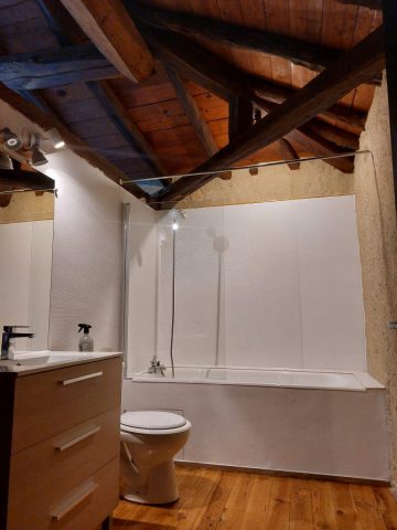 Gite-des-collines-salledebain-1er-etage-Cassagnabere-Tournas-Comminges-Pyrenees