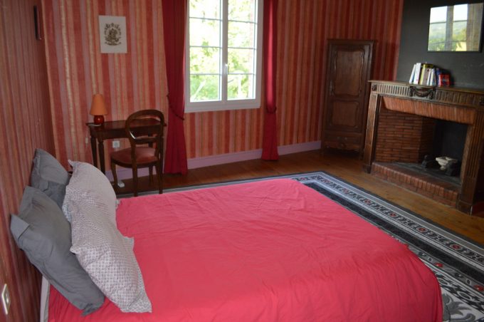 Gite-la-Maison-des-chats—Balesta–Chambre-rouge-2