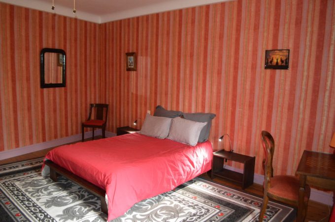 Gite-la-Maison-des-chats—Balesta–Chambre-rouge-4