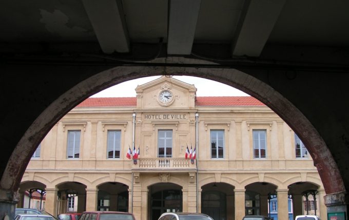 La-halle-vue-des-arcades—La-bastide—Boulogne-sur-Gesse