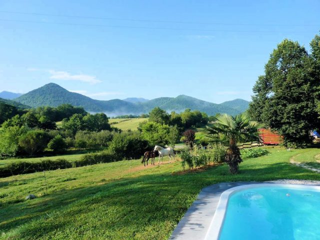 Location-meuble–l-aventura–gite–regades–pyrenees–piscine–vue-sur-les-pyrenees