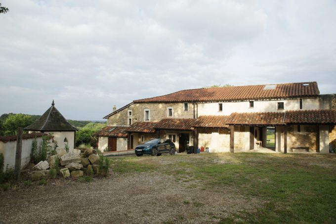 Meuble–metairie-Lascoumeres-acces-parking-Cassagnabere-T-Comminges-Pyrennees