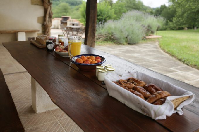 Meuble–metairie-Lascoumeres-breakfast-Cassagnabere-T-Comminges-Pyrennees
