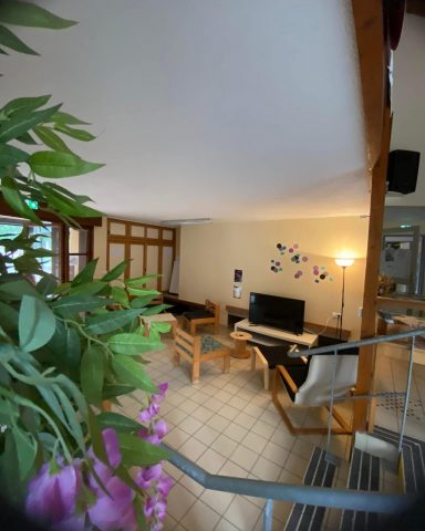 SALLE-COMMUNE-VUE-COIN-TV