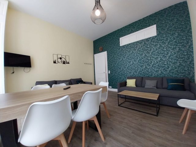 SALON-001–4-