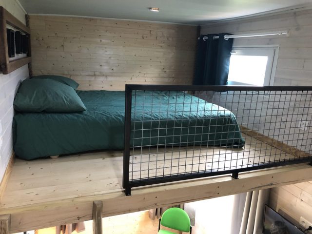 Tiny-House—Le-Cocon-est-dans-le-pre—Chambre-1–Boudrac-