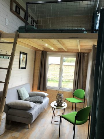 Tiny-House—Le-Cocon-est-dans-le-pre—Le-salon—Boudrac-