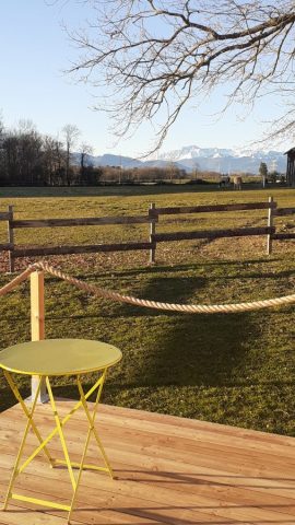 Tiny-House—Le-Cocon-est-dans-le-pre—Vue-de-la-terrasse–Boudrac-