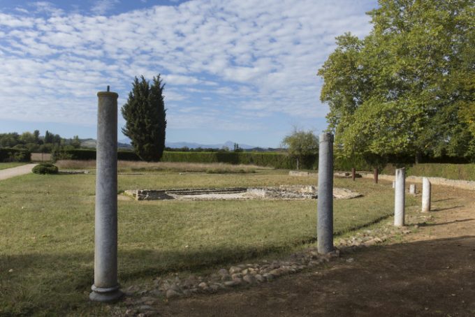 Villa-Gallo-romaine-de-Lassalles-Montmaurin-Entree–portique-en-arc-de-cercle-et-cour-d-honneur–LEMAITRE-Pascal-CMN