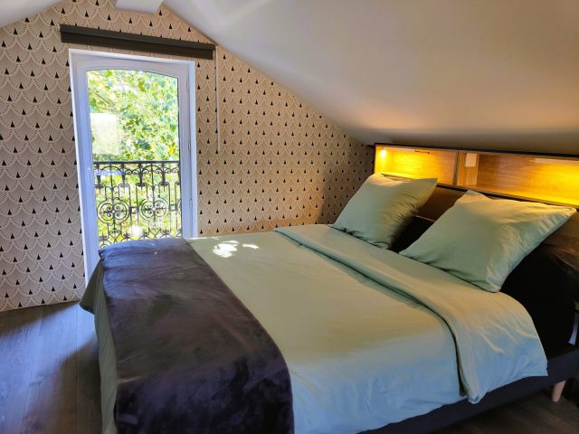 Villa-garona-chambre-parentale-vue-balcon-verdure