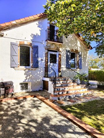 Villa-garona-exterieur-jardin-barbecue-terrain-de-petanque-salon-de-jardin-photo-1