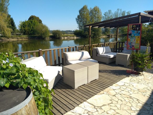 Village-vacances-Lac-Saint-Georges-La-terrasse-de-la-buvette