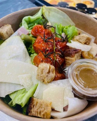 halles-gourmandes-saint-gaudens-fromagers-mont-royal-salade-a-emporter-1-641×800