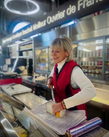 halles-gourmandes-saint-gaudens-fromagers-mont-royal-vendeuse-marche-1-641×800